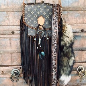 Authentic LX , Saint Cloud GM approx size 9.5x9x2.5 larger size.